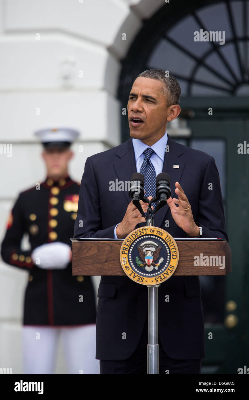 La Maison Blanche, le Washington. DC, USA. Le 17 avril 2013. Le président des États-Unis Barack Obama prononce une allocution lors d'une cérémonie de bienvenue le guerrier blessé soldat du projet jusqu'à la Maison Blanche à l'occasion de la septième soldat ride, le mercredi 17 avril 2013, sur la pelouse Sud de la Maison Blanche à Washington..Credit : Drew Angerer / Pool CNPDPA via/Alamy Live News Banque D'Images