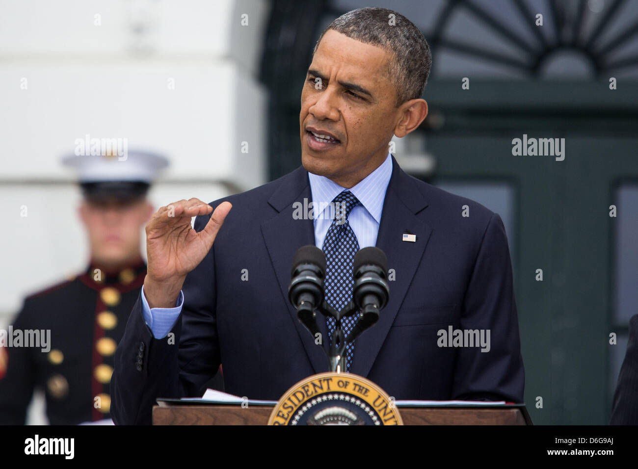 La Maison Blanche, le Washington. DC, USA. Le 17 avril 2013. Le président des États-Unis Barack Obama prononce une allocution lors d'une cérémonie de bienvenue le guerrier blessé soldat du projet jusqu'à la Maison Blanche à l'occasion de la septième soldat ride, le mercredi 17 avril 2013, sur la pelouse Sud de la Maison Blanche à Washington..Credit : Drew Angerer / Pool CNPDPA via/Alamy Live News Banque D'Images