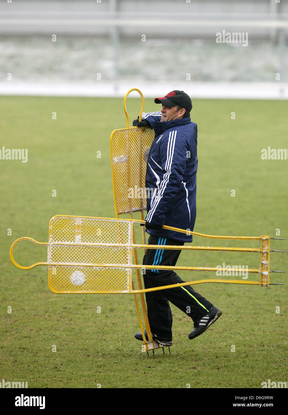 Entraîneur en chef de Bayer Leverkusen, Robin Dutt, endroits nuls sur le terrain pour simuler un penalty lors d'une session de formation ata près de la baie du stade Arena à Leverkusen, Allemagne, 13 février 2012. Leverkusen fait face à FC Barcelone dans une série de seize match de la Ligue des Champions le 14 février 2012. Photo : Rolf Vennenbernd Banque D'Images