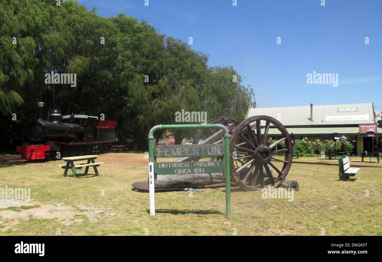 PEMBERTON, la Tasmanie. L'Australie. Vintage cheval chariot bois en centre-ville. Photo Tony Gale Banque D'Images