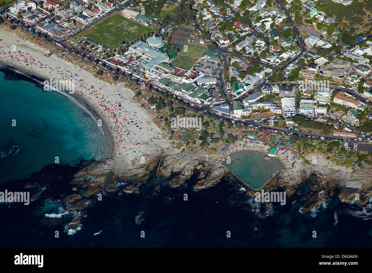 Plage et bassin de marée, Camps Bay, Cape Town, Afrique du Sud - vue aérienne Banque D'Images