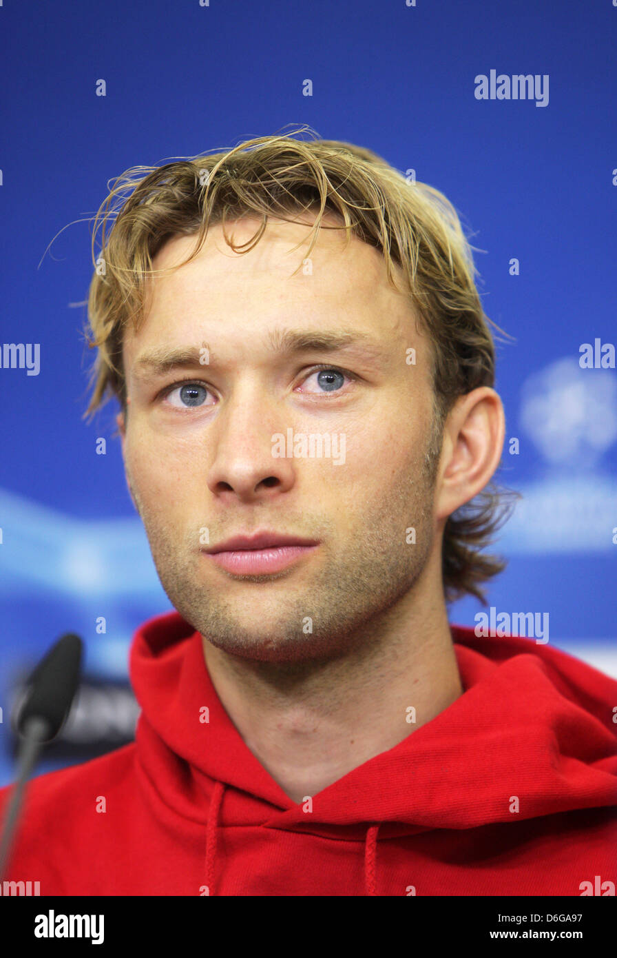 Le Bayer Leverkusen Simon Rolfes assiste à une conférence de presse au BayArena à Leverkusen, Allemagne, 13 février 2012. Le 14 février 2012, Barcelone Leverkusen va jouer dans la Ligue des Champions dernière ronde 16. Photo : Rolf Vennenbernd Banque D'Images