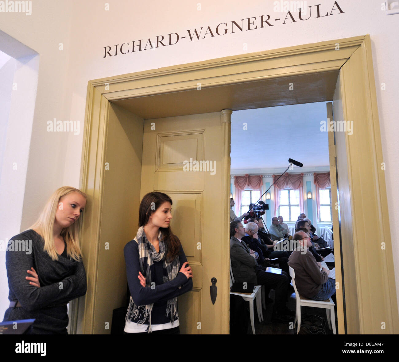Deux 'Leipzig Tourismus und Marketing' (LTM) employés se tenir en face de l'intérieur de l'Auditorium de Richard Wagner Alte Nikolaischule à Leipzig, Allemagne, 13 février 2012. Le 13 février, LTM lance son site internet de Richard Ier Leipziger" (Richard est de Leipzig) (www.wagner-jubilaeum-2013.de). La présence en ligne vise à regrouper les nombreux Wagner-activités qui auront lieu dans Banque D'Images