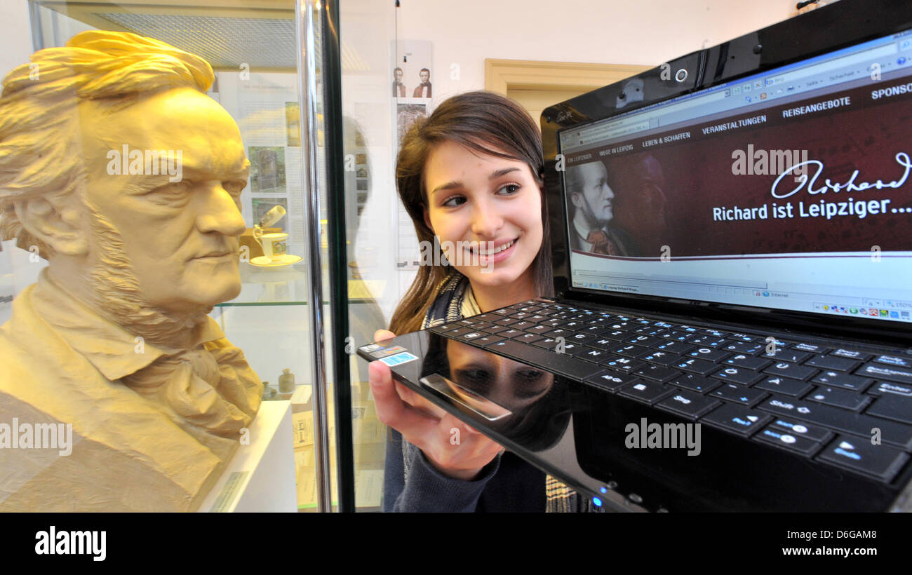 L'illustration montre un 'Leipzig Tourismus und Marketing' (LTM) employé Beatrice Krist présentant le nouveau site web de LTM holding devant un buste de Richard Wagner à l'intérieur de l'Alte Nikolaischule à Leipzig, Allemagne, 13 février 2012. Le 13 février, LTM lance son site internet de Richard Ier Leipziger" (Richard est de Leipzig) (www.wagner-jubilaeum-2013.de). La présence en ligne vise t Banque D'Images
