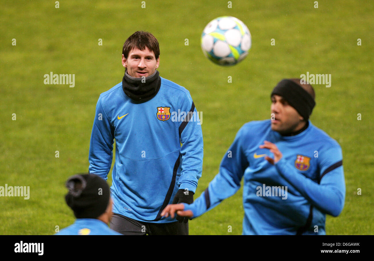 Lionel Messi de Barcelone (C) et Dani Alves (R) participer à une séance d'essai au BayArena à Leverkusen, Allemagne, 13 février 2012. Le 14 février 2012, Barcelone jouera Leverkusen dans la Ligue des Champions dernière ronde 16. Photo : Rolf Vennenbernd Banque D'Images