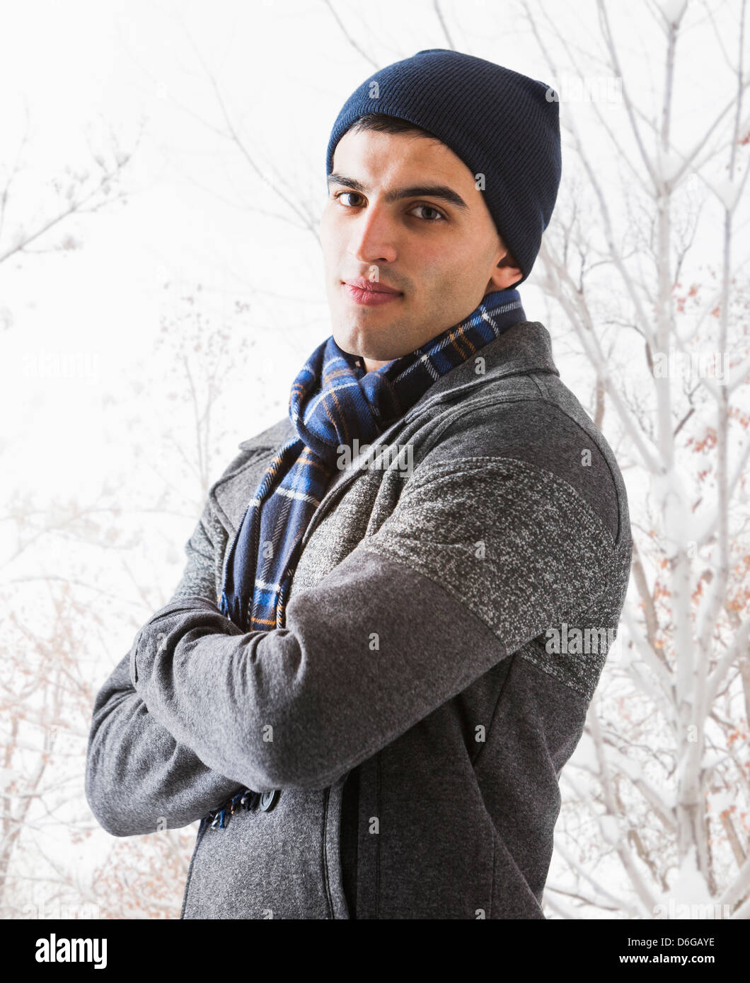 Hispanic man standing in snow Banque D'Images