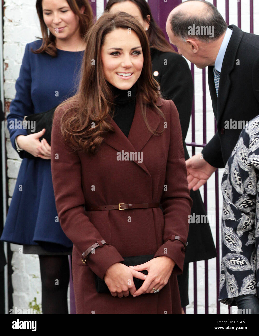 Catherine duchesse de Cambridge arrive au bar au bord de Liverpool, Grande Bretagne, 14 février 2011. Le bar sans alcool et l'entreprise sociale courir pour aider les personnes qui se remettent de l'alcoolisme et la toxicomanie. La Duchesse de bienfaisance visites autour de la ville de Liverpool. Photo : Albert Nieboer Pays-bas OUT Banque D'Images
