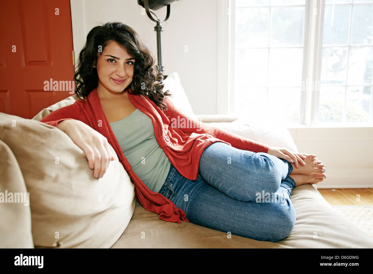 Middle Eastern woman relaxing on sofa Banque D'Images