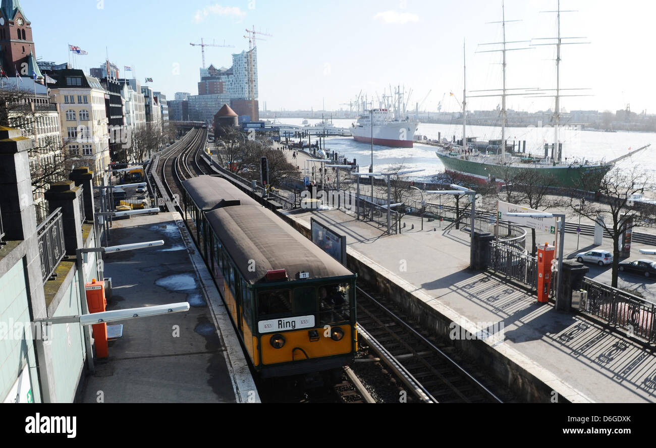 Un U-bahn historique train voyage sur une voie surélevée à Hambourg, Allemagne, 15 février 2012. La Hamburger Hochbahn célèbre son 100e anniversaire avec un voyage dans un train historique à partir de 1911. Photo : Christian Charisius Banque D'Images