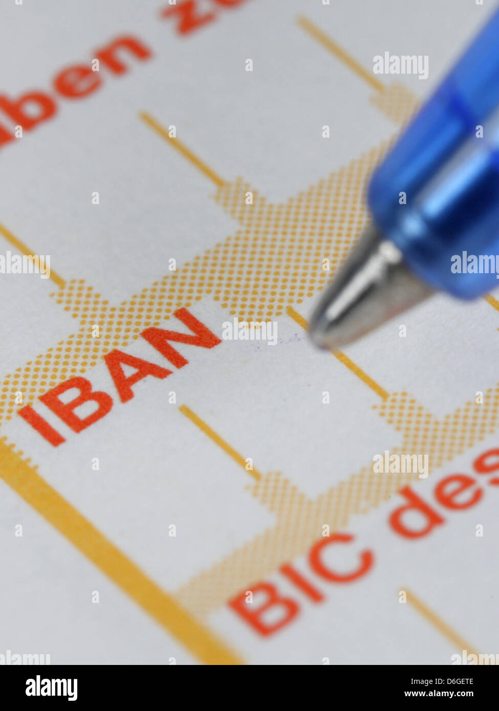 Fichier - ILLUSTRATION) Une archive illustration datée du 22 janvier 2008  montre un stylo sur un bordereau de transfert avec l'écriture "IBAN" et "BIC"  à Francfort-sur-Main, Allemagne. Le parlement de l'UE a
