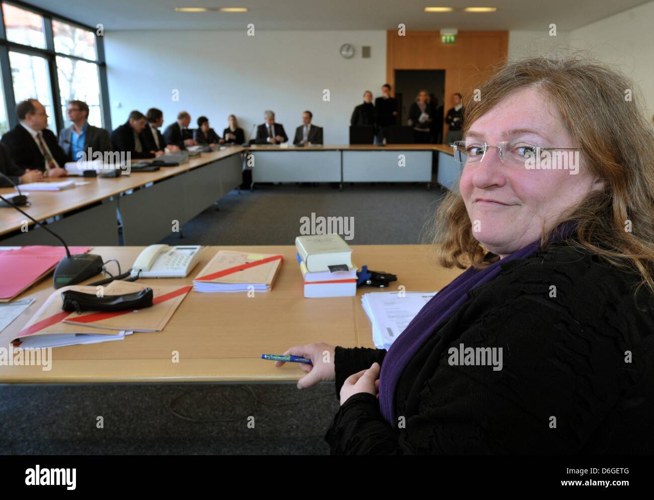 Le conseil néo-nazi d'enquête du parlement de l'état de Thuringe et sa présidente Dorothea Marx (R) se rassemblent pour sa première réunion ordinaire à Erfurt, Allemagne, 16 février 2012. Les neuf membres de comité examinera les échecs des autorités de Thuringe lors des enquêtes sur le trio néo-nazi. Photo : MARTIN SCHUTT Banque D'Images