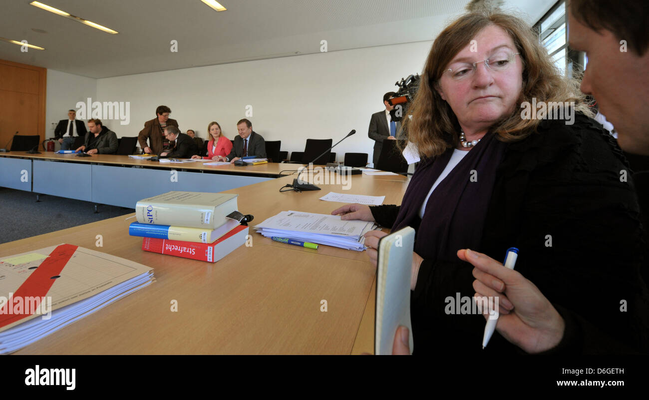 Le conseil néo-nazi d'enquête du parlement de l'état de Thuringe et sa présidente Dorothea Marx (R) se rassemblent pour sa première réunion ordinaire à Erfurt, Allemagne, 16 février 2012. Les neuf membres de comité examinera les échecs des autorités de Thuringe lors des enquêtes sur le trio néo-nazi. Photo : MARTIN SCHUTT Banque D'Images