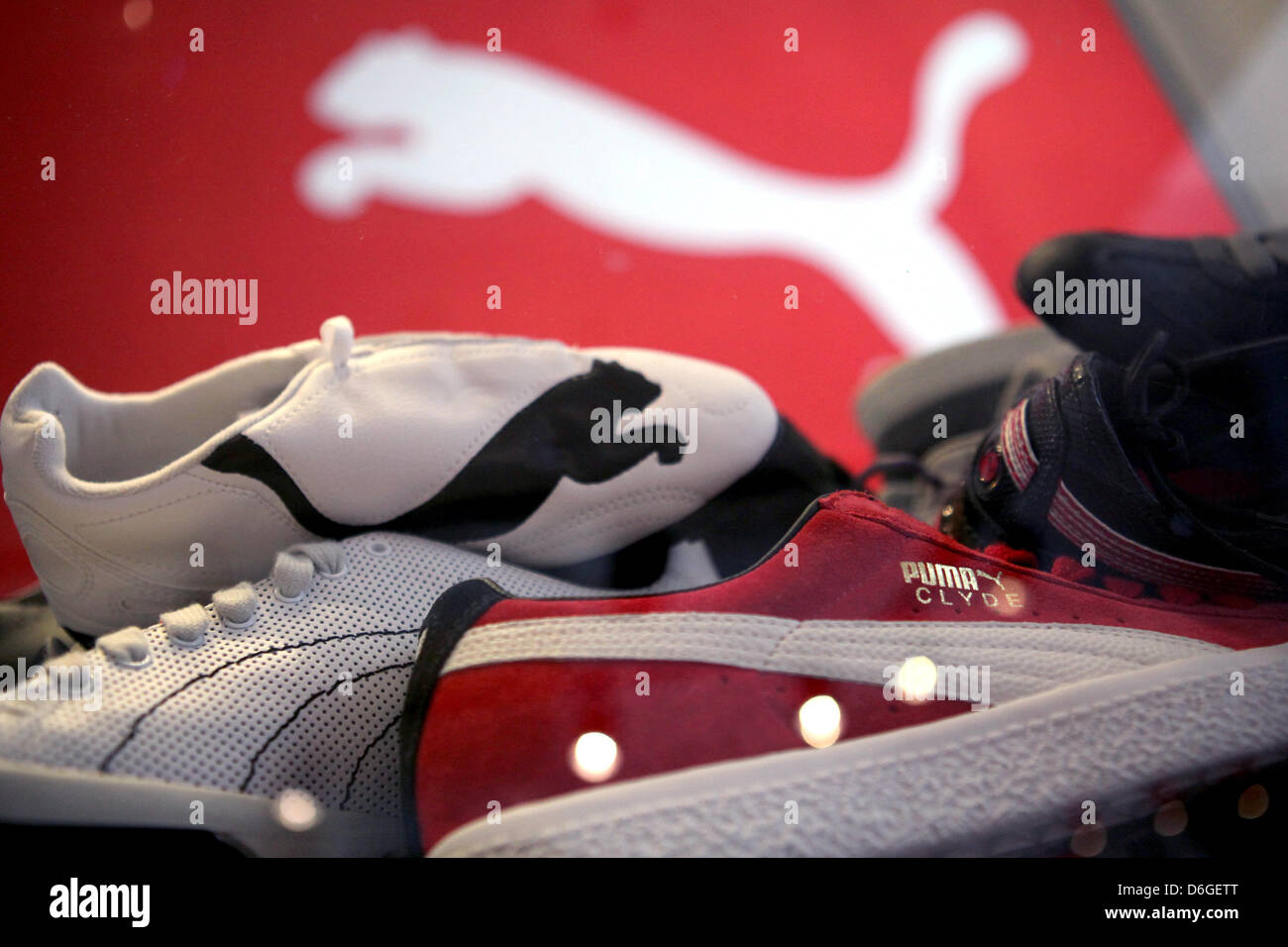 Dossier) une archive photo datée du 20 avril 2010 montre des chaussures  vêtements de sport Puma fabricant pendant une réunion d'actionnaires à  Herzogenaurach, Allemagne. Puma a soulevé les revenus de 11,2 %