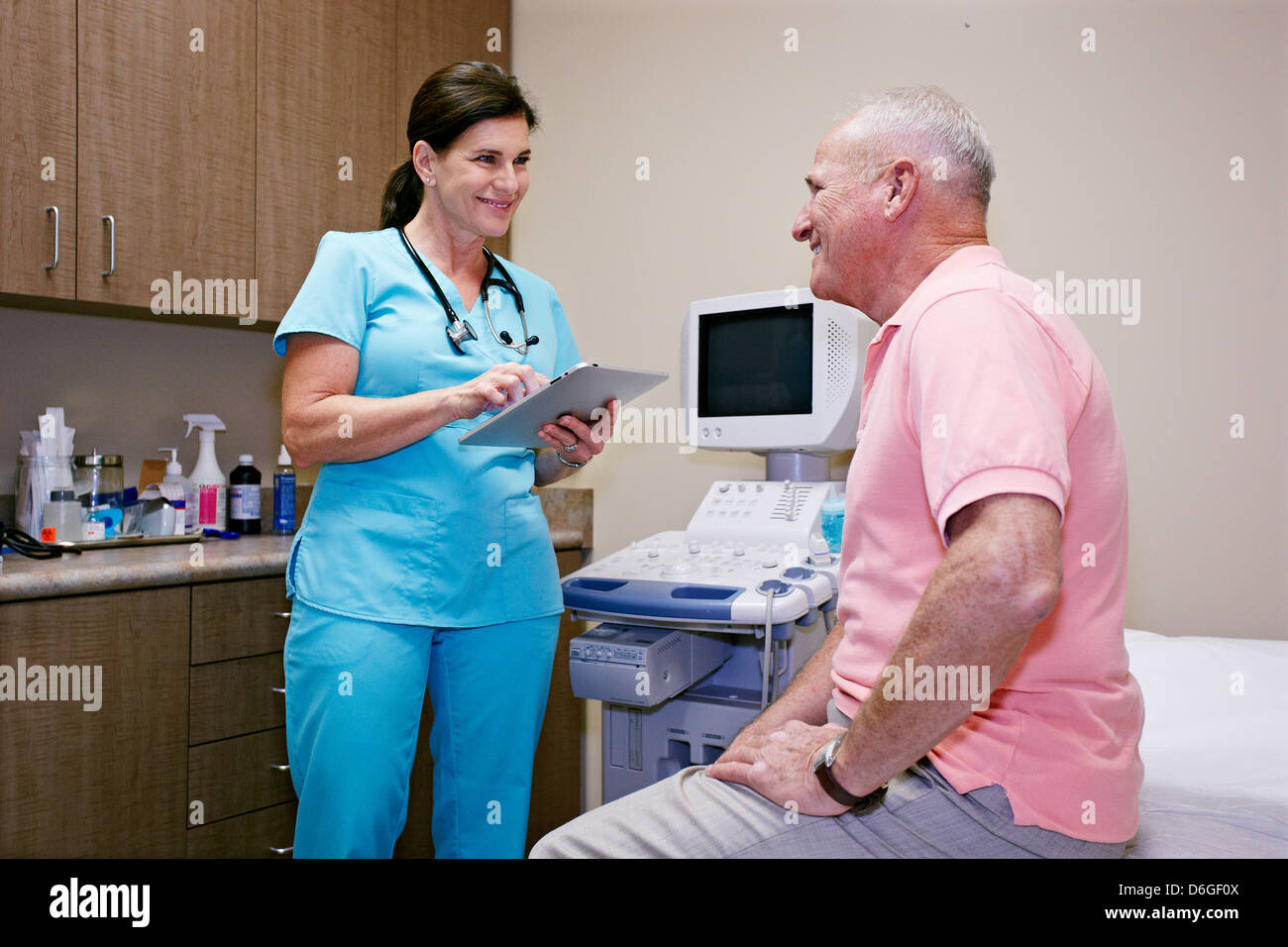 Caucasian nurse talking to patient in office Banque D'Images