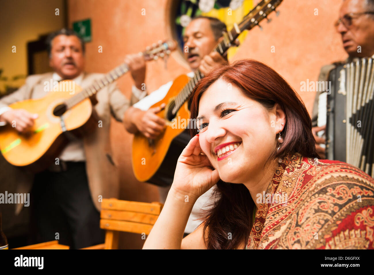 Hispanic woman in restaurant avec musique traditionnel Banque D'Images