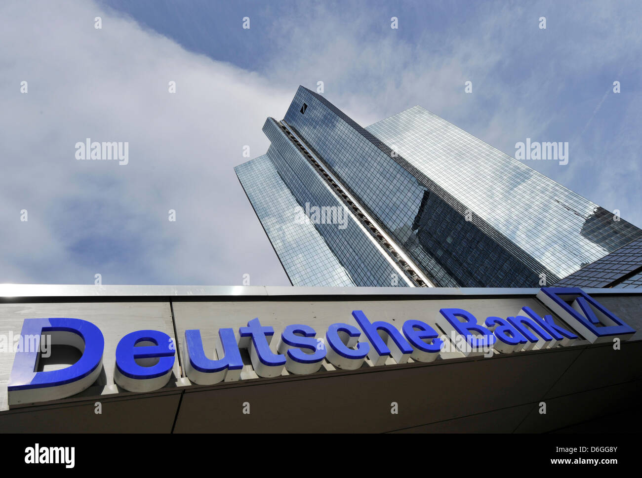(Dossier) une archive photo datée du 13 septembre 2010 montre la Deutsche Bank à Francfort, Allemagne. Deutsche Bank doit produire une combinaison de fraude aux Etats-Unis, parce que la WestLB à Düsseldorf est de les accuser de fausses déclarations lors de la vente de titres hypothécaires et demande 300 millions de dollars en indemnités. Un porte-parole de la Deutsche Bank l'a rejeté les accusations et a annoncé Banque D'Images