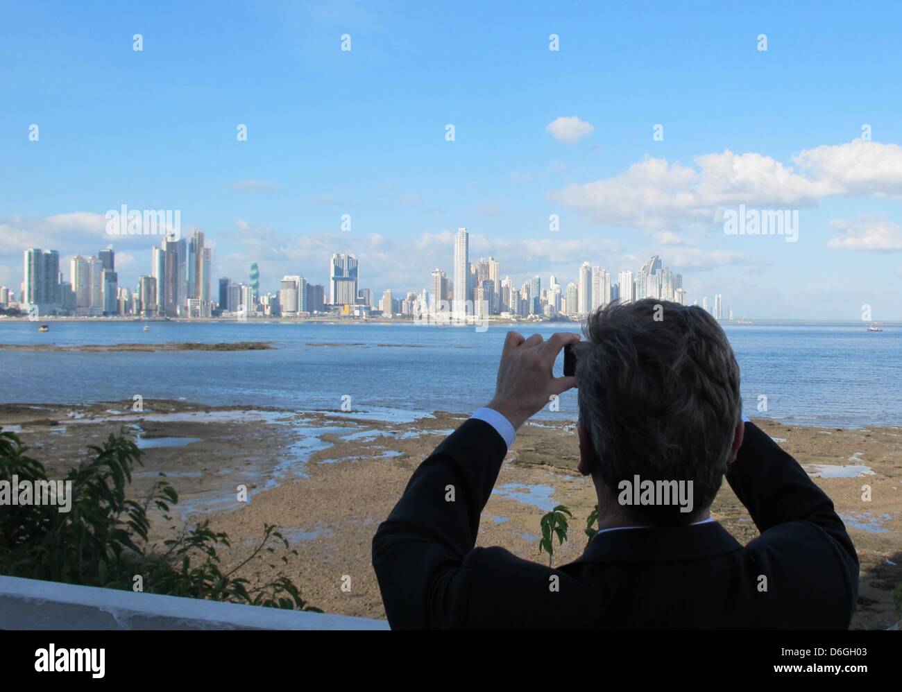 Le ministre des Affaires étrangères allemand Guido Westerwelle prend une photo de la skyline de la ville de Panama, Panama, 17 février 2012. Photo : Franz Smets Banque D'Images
