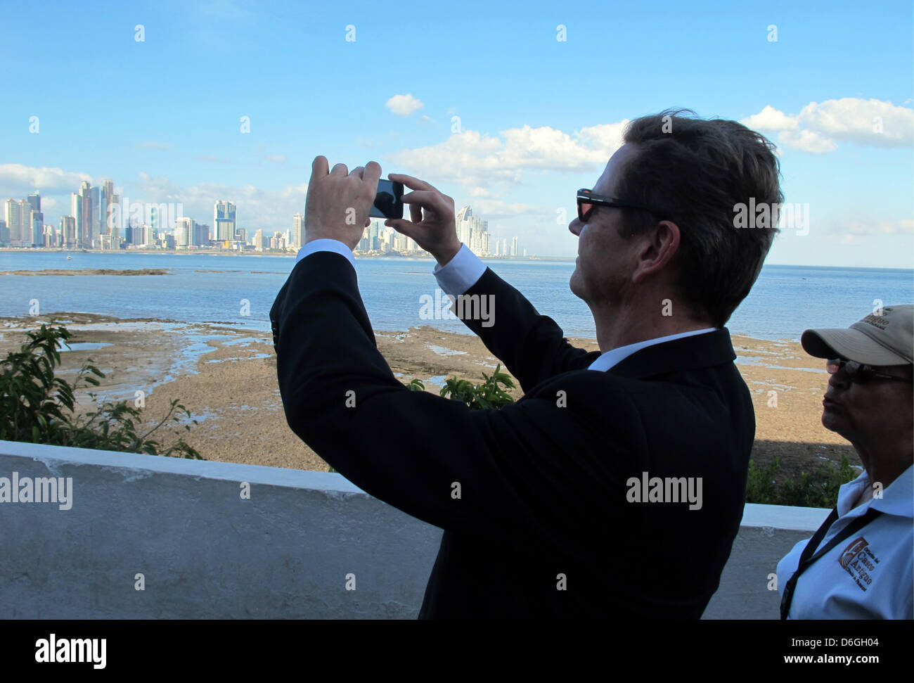 Le ministre des Affaires étrangères allemand Guido Westerwelle prend une photo de la skyline de la ville de Panama, Panama, 17 février 2012. Photo : Franz Smets Banque D'Images