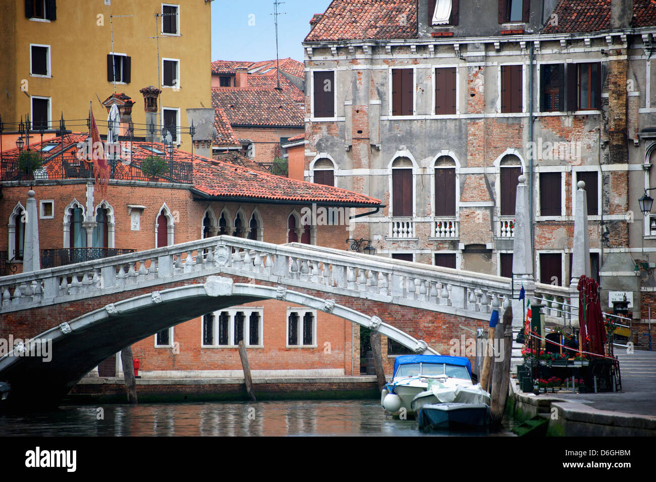 Pont sur canal, Venice, Veneto, Italie Banque D'Images