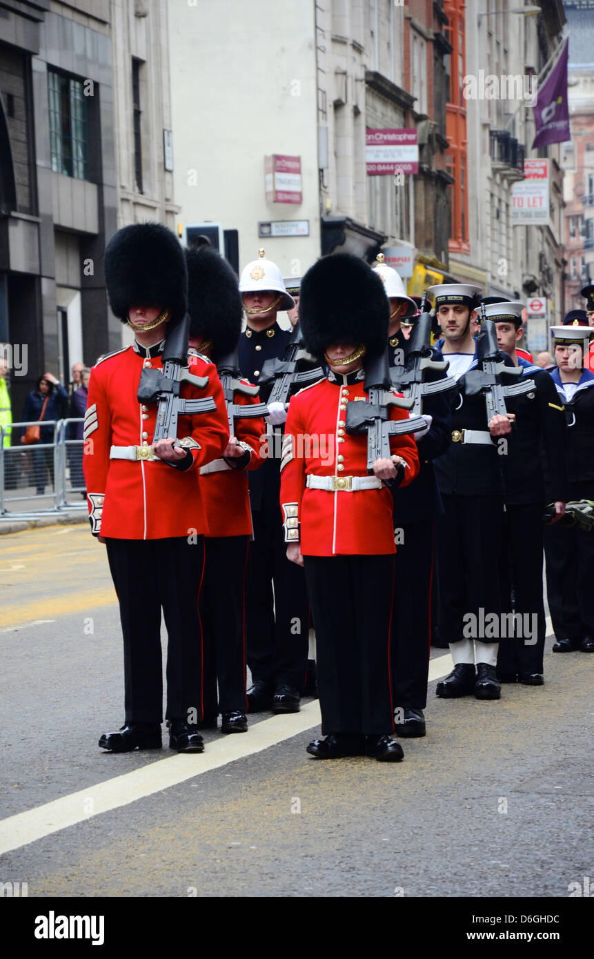 Garde et de marins au garde sur la route de l'Enterrement de Margaret Thatcher, Londres, 17 avril 2013 Banque D'Images