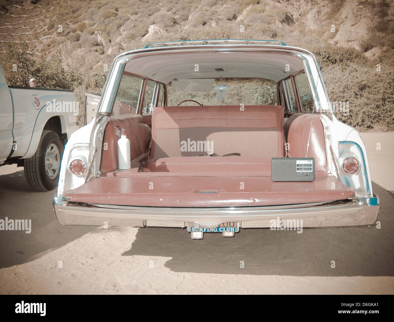 Radio sur hayon de vieux station wagon Banque D'Images