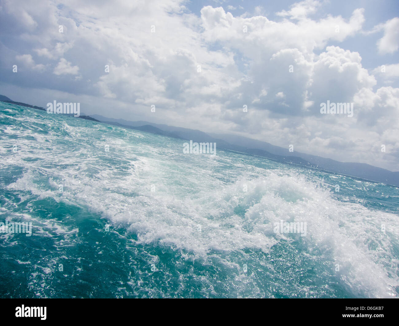 Les vagues de l'océan et ciel ensoleillé Banque D'Images