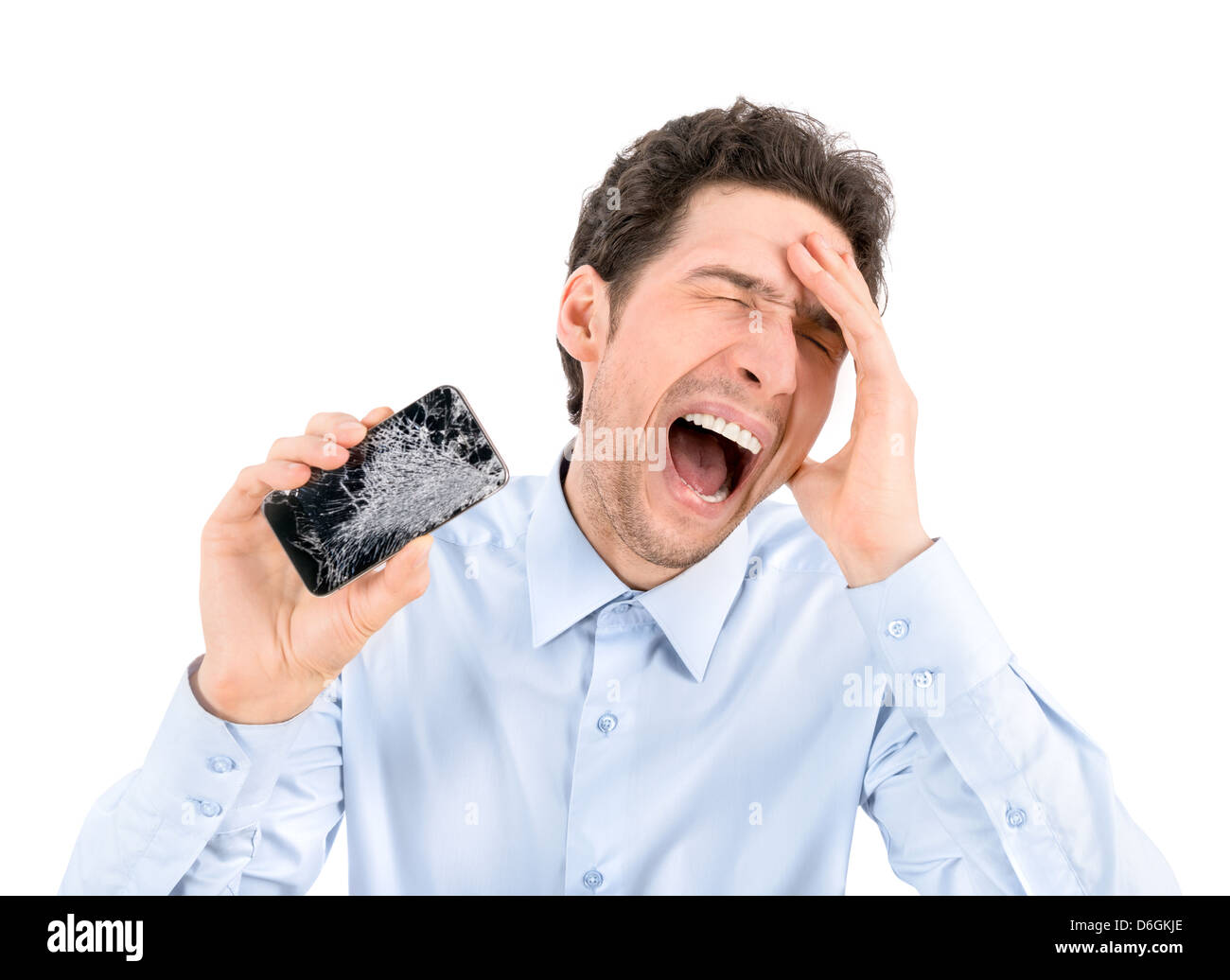 Handsome angry businessman showing broken smartphone avec l'écran s'est écrasé. Isolé sur fond blanc. Banque D'Images