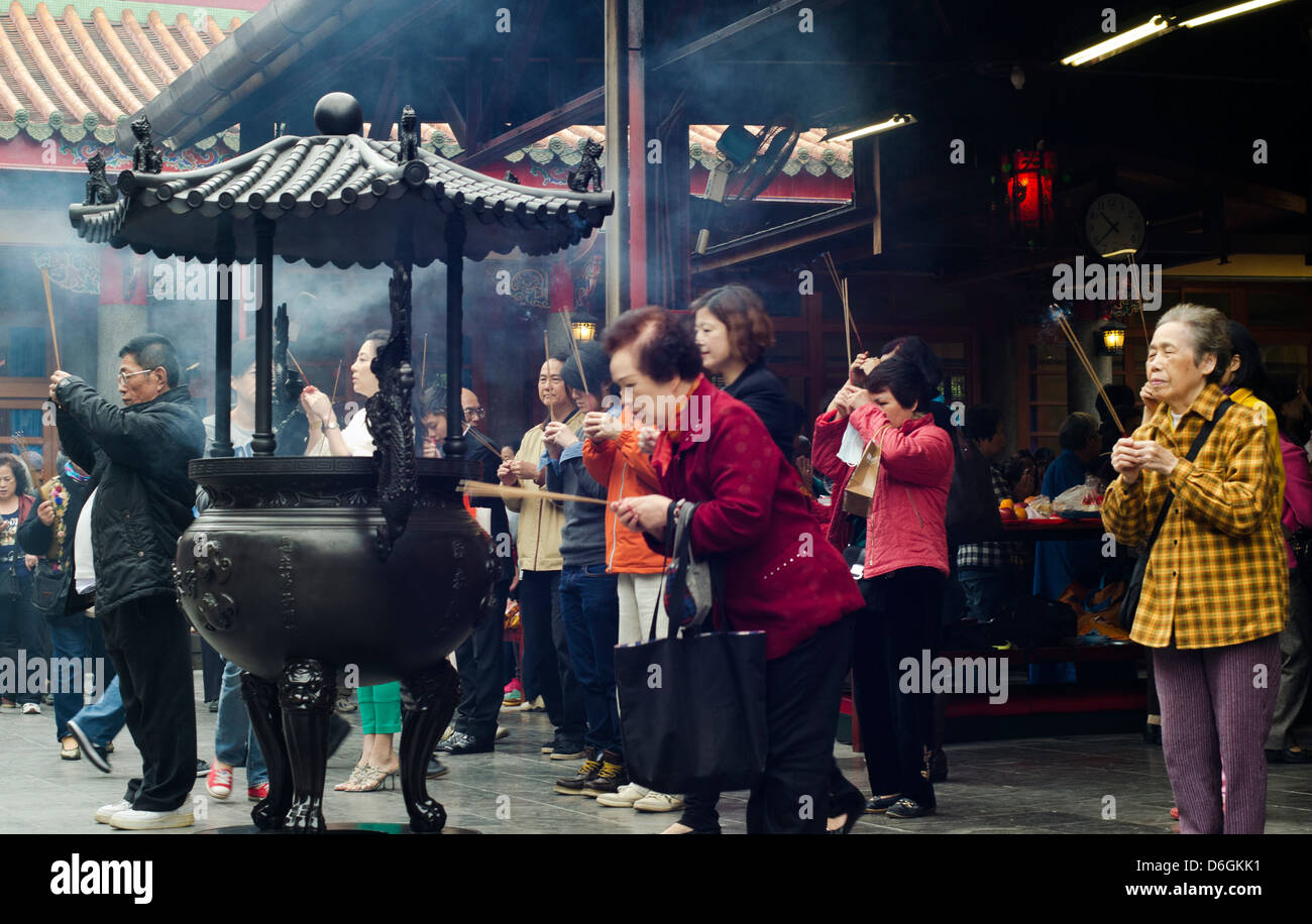 Prier dans un temple taïwanais durant la fête du Nouvel an chinois Banque D'Images