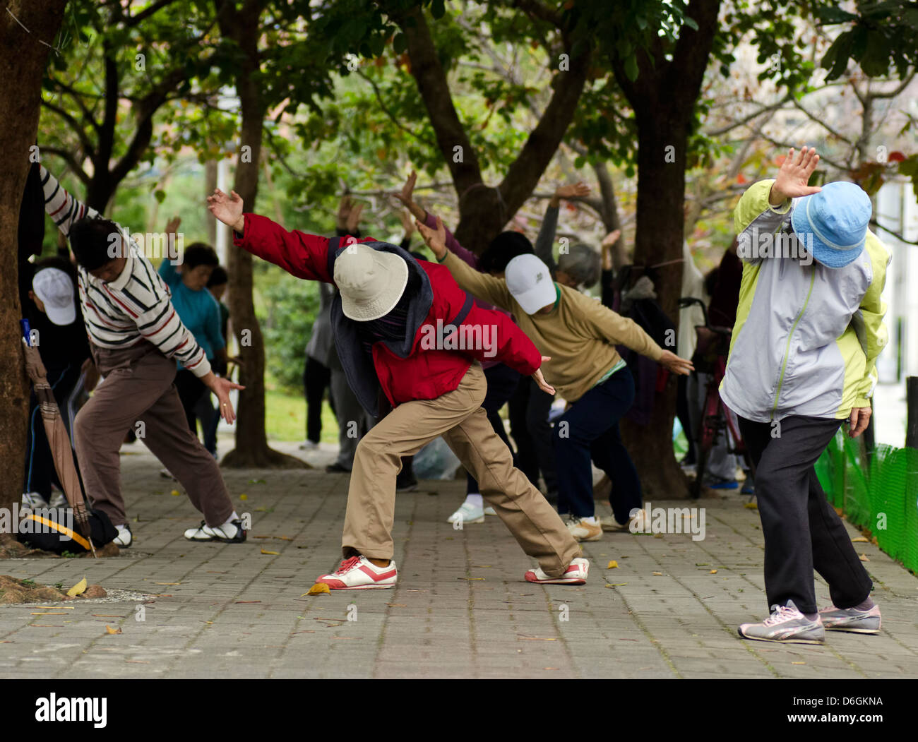 Exercice de groupe taïwanais tôt le matin dans un parc local. Taipei, Taïwan Banque D'Images
