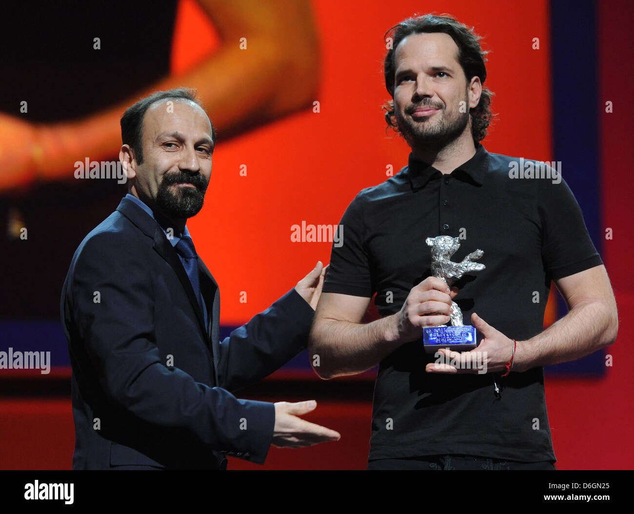 Bence Fliegauf directeur hongrois (R) reçoit le Grand Prix du Jury (Ours d'argent) pour le film 'Le Vent' ('Csak a szél') de membre du jury et directeur iranien Asghar Farhadi durant la cérémonie du 62e Festival International du Film de Berlin, à Berlin, Allemagne, 18 février 2012. Un total de 18 films en compétition pour l'Ours d'or du prestigieux Berlinale pour de meilleurs Banque D'Images