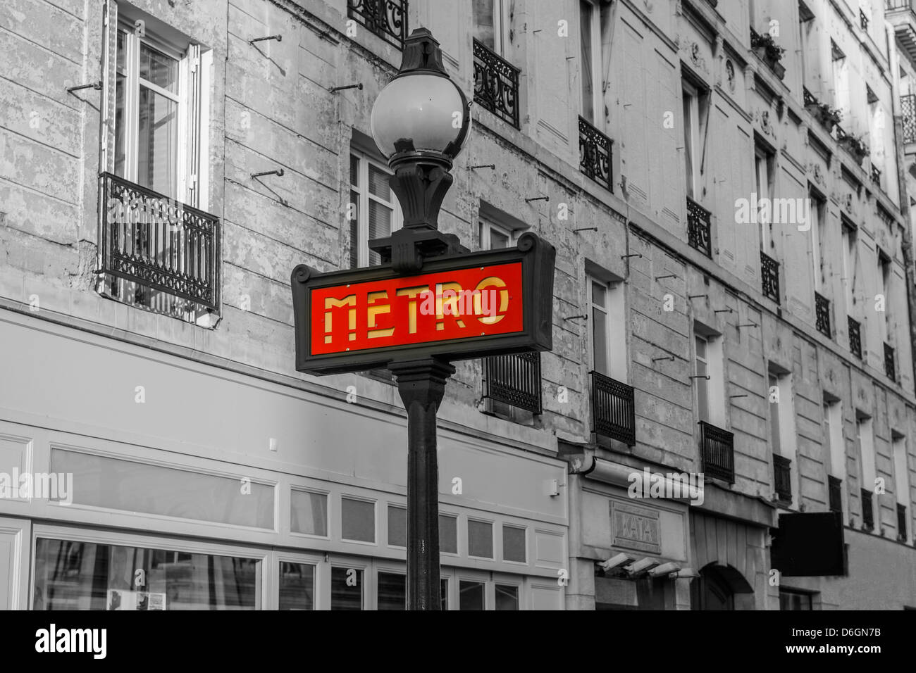 Metro sign in Paris' street Banque D'Images