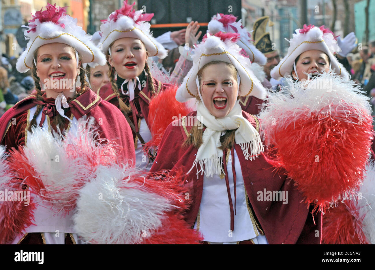 Carnivalists célébrer lors du plus grand défilé de Thuringe à Erfurt, Allemagne, 19 février 2012. Photo : MARTIN SCHUTT Banque D'Images