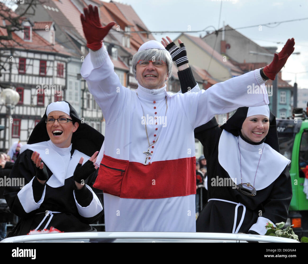 Carnivalists célébrer lors du plus grand défilé de Thuringe à Erfurt, Allemagne, 19 février 2012. Photo : MARTIN SCHUTT Banque D'Images