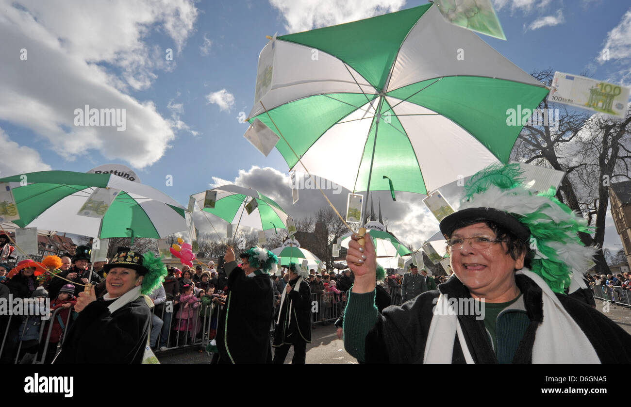 Carnivalists célébrer avec parasols, symbole de l'opération de sauvetage, lors du plus grand défilé de Thuringe à Erfurt, Allemagne, 19 février 2012. Photo : MARTIN SCHUTT Banque D'Images