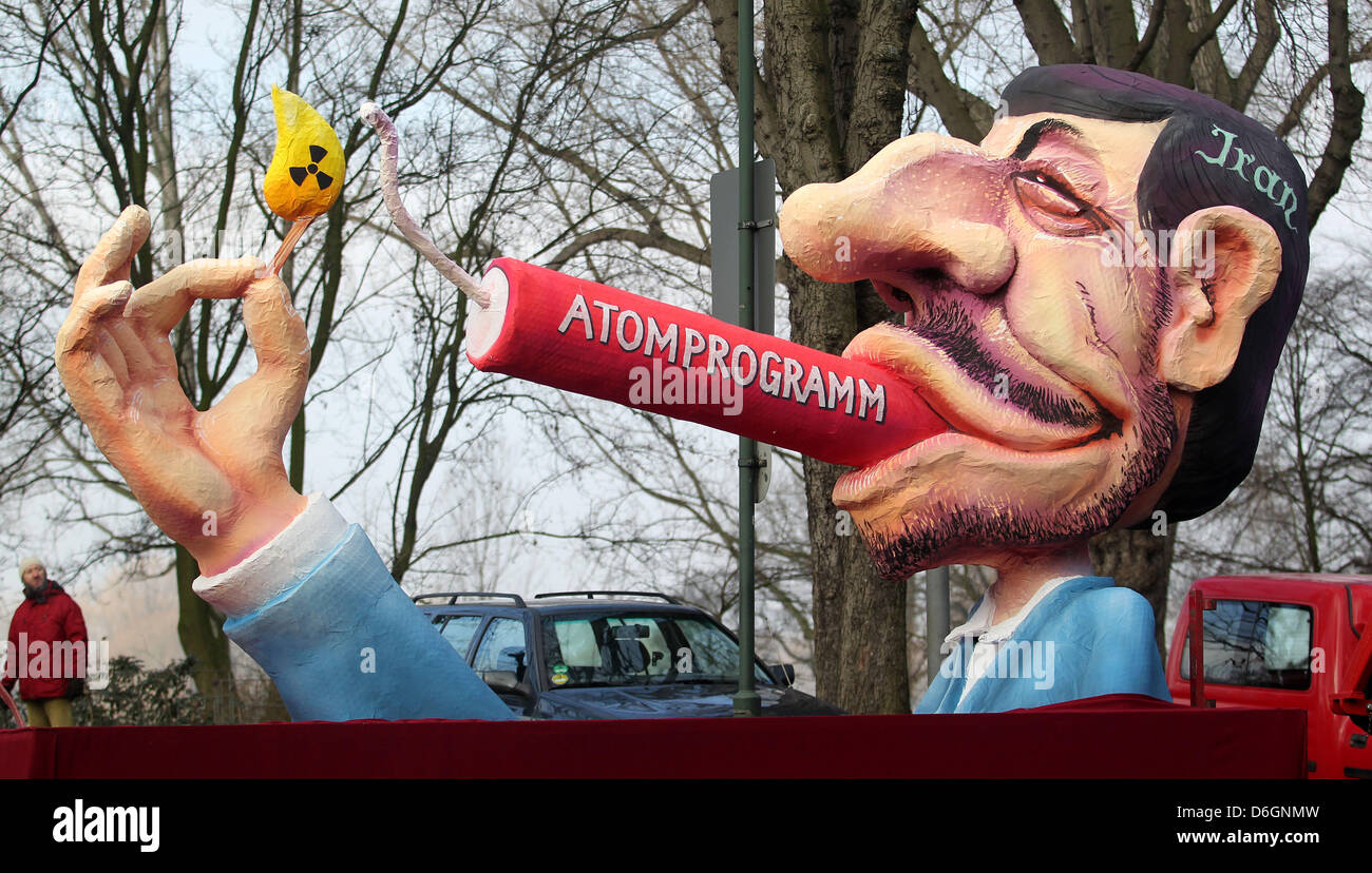 Karnevalswagen Ein mit der iranischen Atompolitik als Thema steht Am Montag (20.02.2012) beim Rosenmontagszug à Düsseldorf. Mit den Rosenmontagszügen l dans den rheinischen Hochburgen steuert auf seinen Karneval der Höhepunkt zu. Dans Düsseldorf wird Unter dem Devise 'Hütt dommer dröwer' lache gefeiert. Foto : Roland Weihrauch dpa/lnw Banque D'Images