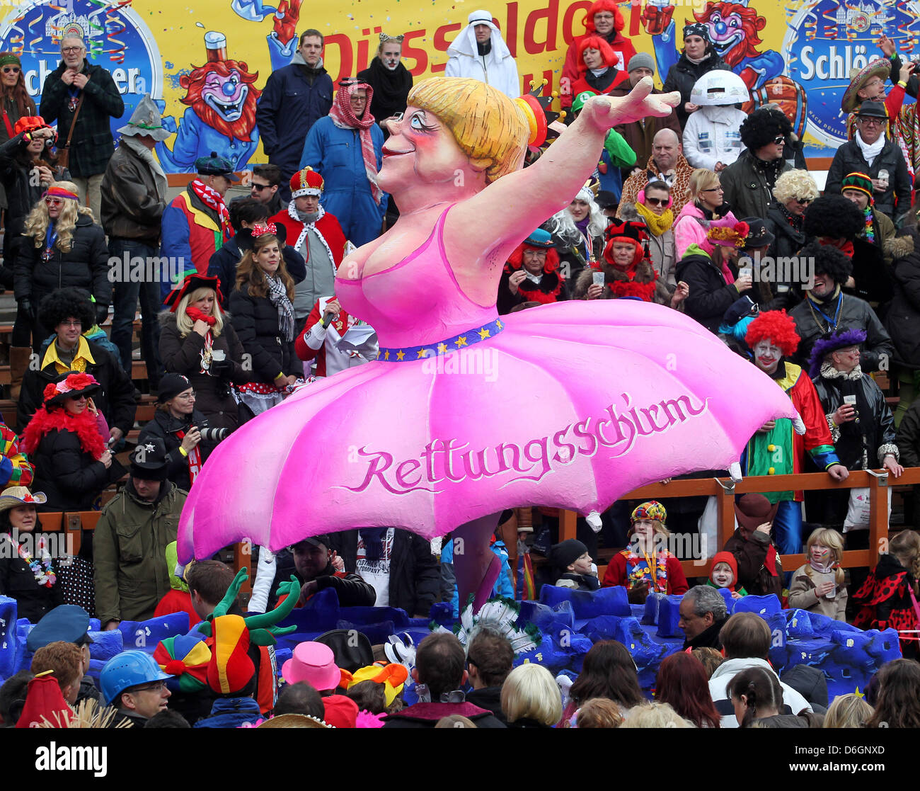 Karnevalsmotto Ein zum Thema Merkel als Rettungsschirm fährt Am Montag (20.02.2012) beim Rosenmontagszug à Düsseldorf durch die Stadt. Mit den Rosenmontagszügen l dans den rheinischen Hochburgen steuert auf seinen Karneval der Höhepunkt zu. Dans Düsseldorf wird Unter dem Devise 'Hütt dommer dröwer' lache gefeiert. Foto : Roland Weihrauch dpa/lnw Banque D'Images