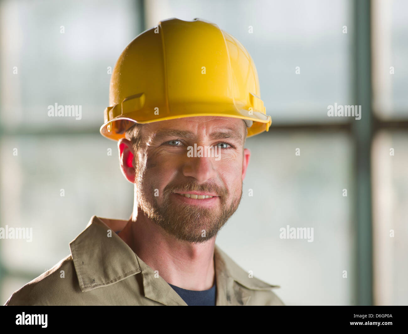Engineer wearing hard hat sur place Banque D'Images