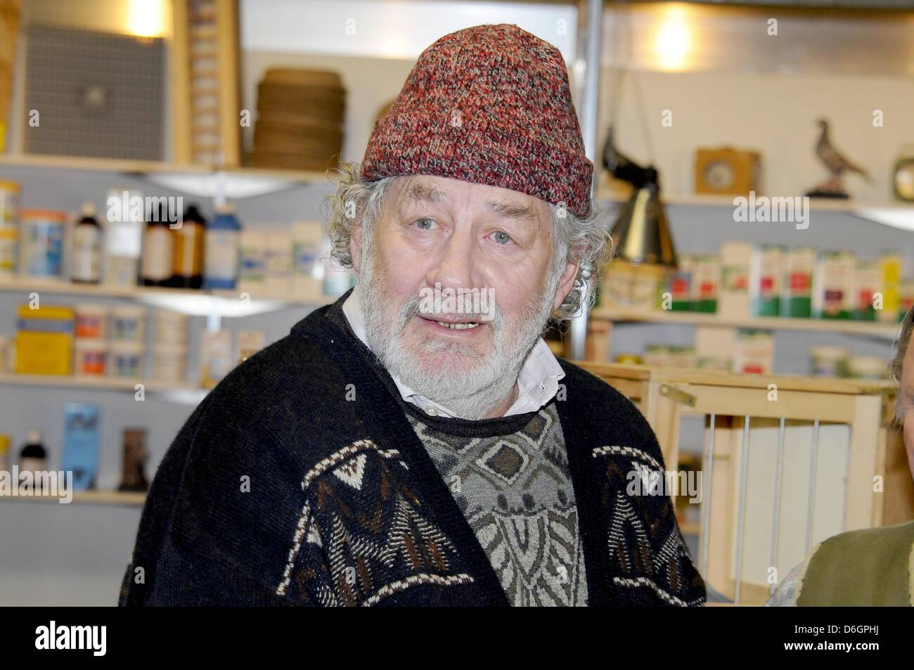 L'acteur néerlandais Chiem Van Houweninge pose pendant le tournage de la WDR Ruhr comédie 'Race pour les masses" à Cologne, Allemagne, 21 février 2012. La télé film sle dire histoire d'un éleveur passionné et son pigeon partenaire douteux et devrait à l'air à l'automne 2012. Photo : Horst Galuschka Banque D'Images