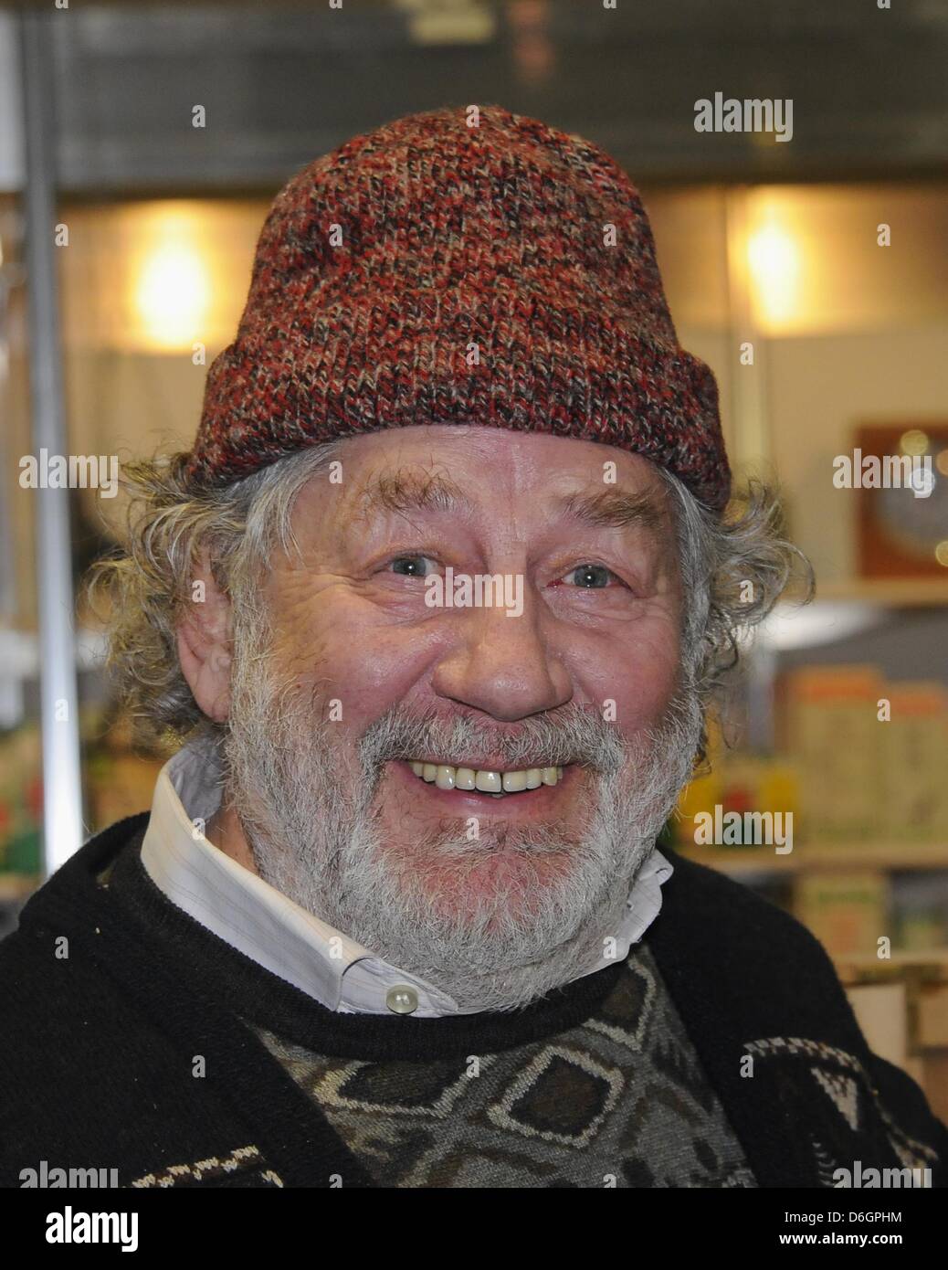 L'acteur néerlandais Chiem Van Houweninge pose pendant le tournage de la WDR Ruhr comédie 'Race pour les masses" à Cologne, Allemagne, 21 février 2012. La télé film sle dire histoire d'un éleveur passionné et son pigeon partenaire douteux et devrait à l'air à l'automne 2012. Photo : Horst Galuschka Banque D'Images