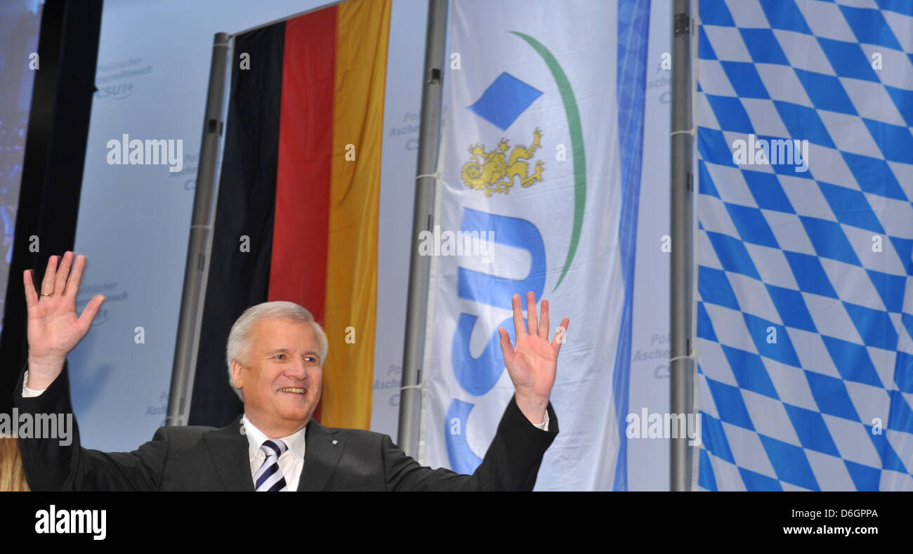 Le président du parti de la CSU et Premier Ministre de la Bavière, Horst Seehofer vagues durant le rassemblement de son parti à Passau, Allemagne, 22 février 2012. 'Politique' Le mercredi des cendres est un jour où les parties rallye traditionnellement leurs partisans et donner des discours Fiery. Photo : PETER KNEFFEL Banque D'Images