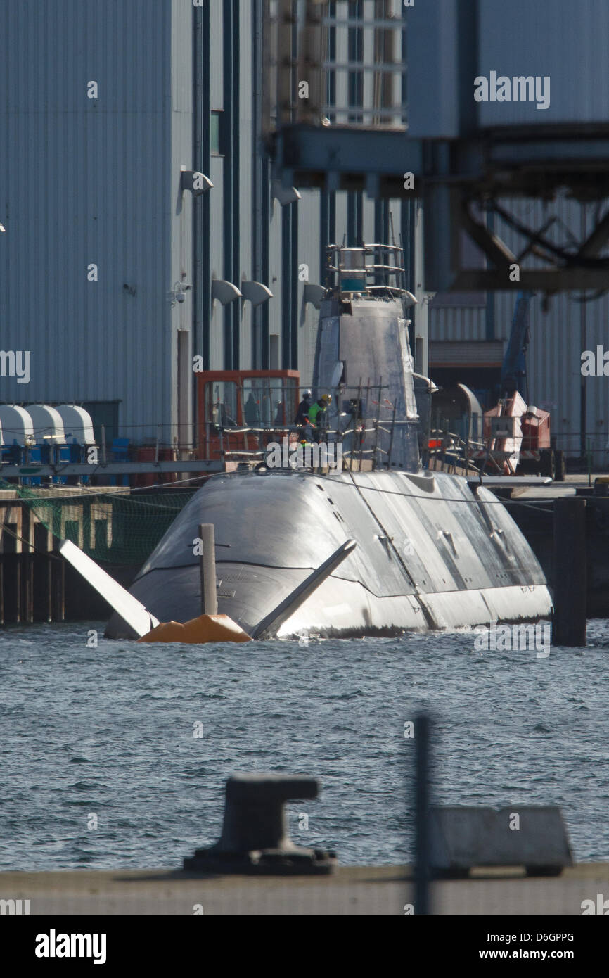 Un sous-marin de la classe Dolphin élargie est photographié après son lancement à l'Howaldtswerke-Deutsche Werft à Kiel, Allemagne, 20 février 2012. Le sous-marin diesel-électrique est considéré comme le plus sophistiqué et capable de sous-marins conventionnels et c'est pensée pour être en mesure de déployer des armes nucléaires. Photo : Markus Scholz Banque D'Images