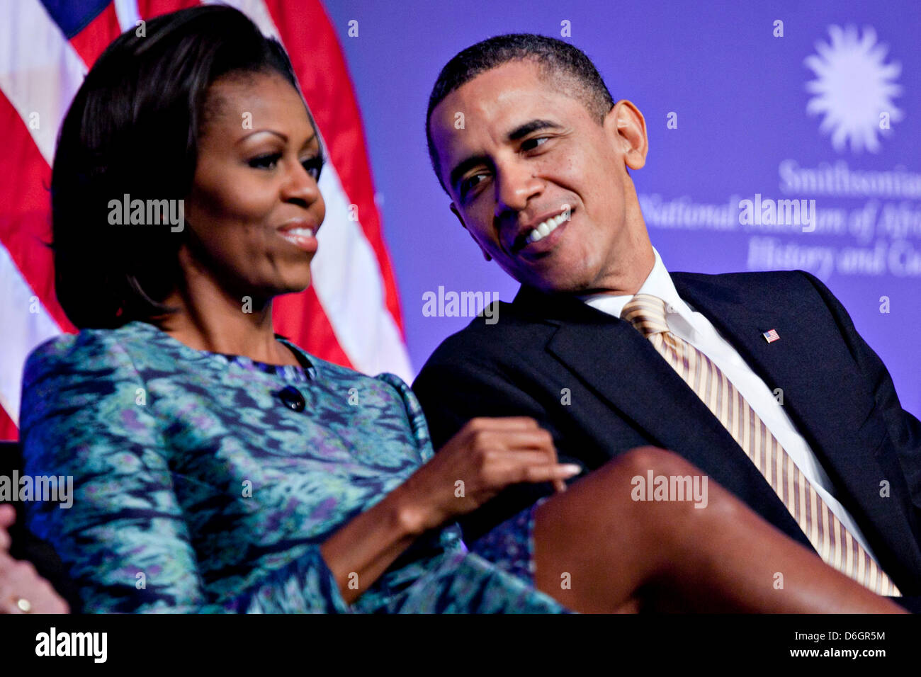 Le président des États-Unis Barack Obama parle à première dame Michele Obama lors de la cérémonie d'inauguration des travaux de la Smithsonian National Museum of African American History and Culture in Washington, D.C. le mercredi, 22 février 2012. Le musée devrait ouvrir en 2015 et sera le seul musée national consacré exclusivement à la documentation de la vie américaine de l'Afrique, l'art, l'histo Banque D'Images