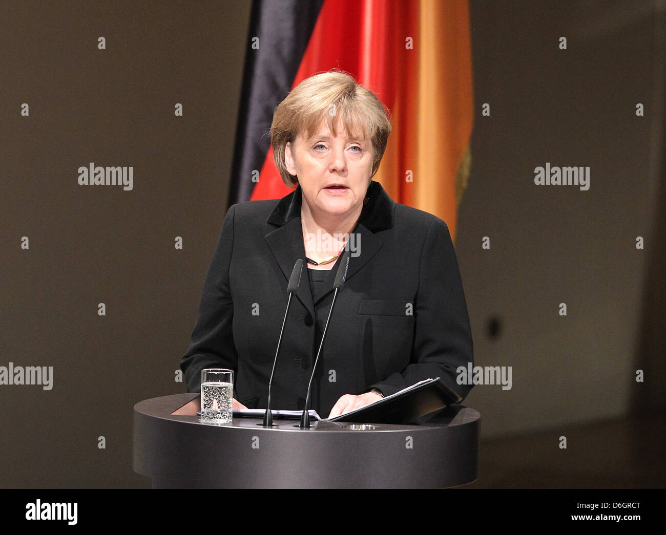 La chancelière allemande Angela Merkel s'est au cours d'un événement commémoratif pour les victimes de la violence d'extrême-droite à une salle de concert à Berlin, Allemagne, 23 février 2012. Une minute de silence doit se souvenir de dix victimes, qui ont été assassinés entre 2000 et 2006 par les membres d'une cellule néo-nazie. Photo:Wolfgang Kumm Banque D'Images