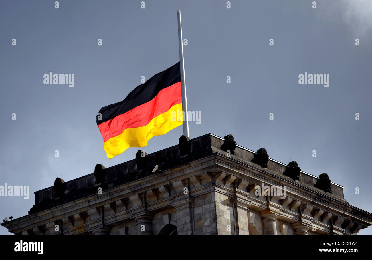 Le drapeau allemand est mis en berne sur le Reichstag à Berlin, Allemagne, 23 février 2012. Une minute de silence a été observée dans toute l'Allemagne pour les victimes d'une série de meurtre par un néo-nazi-cellule pour donner un signal contre l'extrémisme de droite. Photo : MAURIZIO GAMBARINI Banque D'Images