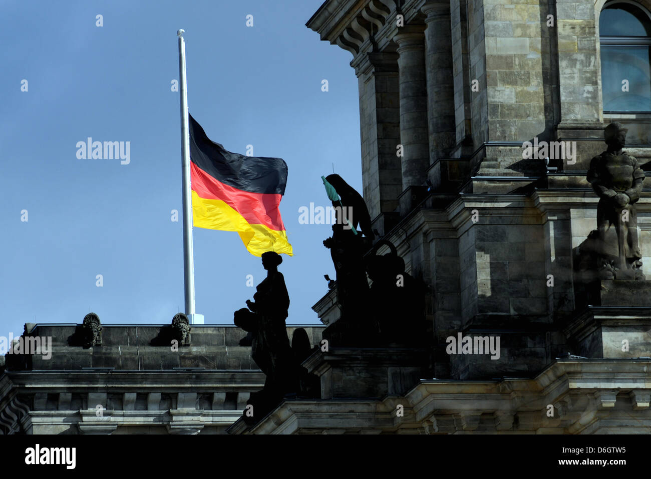 Le drapeau allemand est mis en berne sur le Reichstag à Berlin, Allemagne, 23 février 2012. Une minute de silence a été observée dans toute l'Allemagne pour les victimes d'une série de meurtre par un néo-nazi-cellule pour donner un signal contre l'extrémisme de droite. Photo : MAURIZIO GAMBARINI Banque D'Images