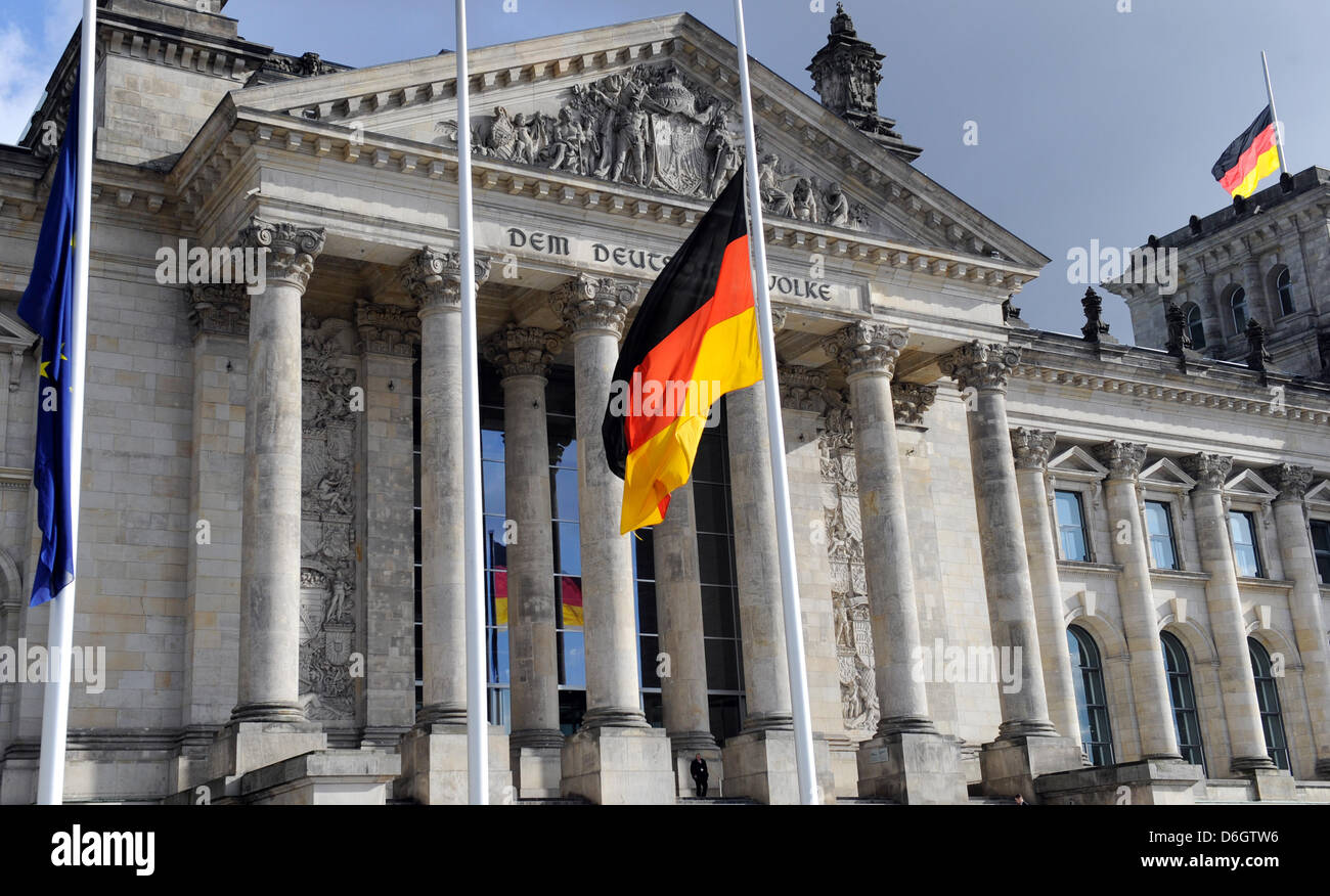 Le drapeau allemand est mis en berne sur le Reichstag à Berlin, Allemagne, 23 février 2012. Une minute de silence a été observée dans toute l'Allemagne pour les victimes d'une série de meurtre par un néo-nazi-cellule pour donner un signal contre l'extrémisme de droite. Photo : MAURIZIO GAMBARINI Banque D'Images
