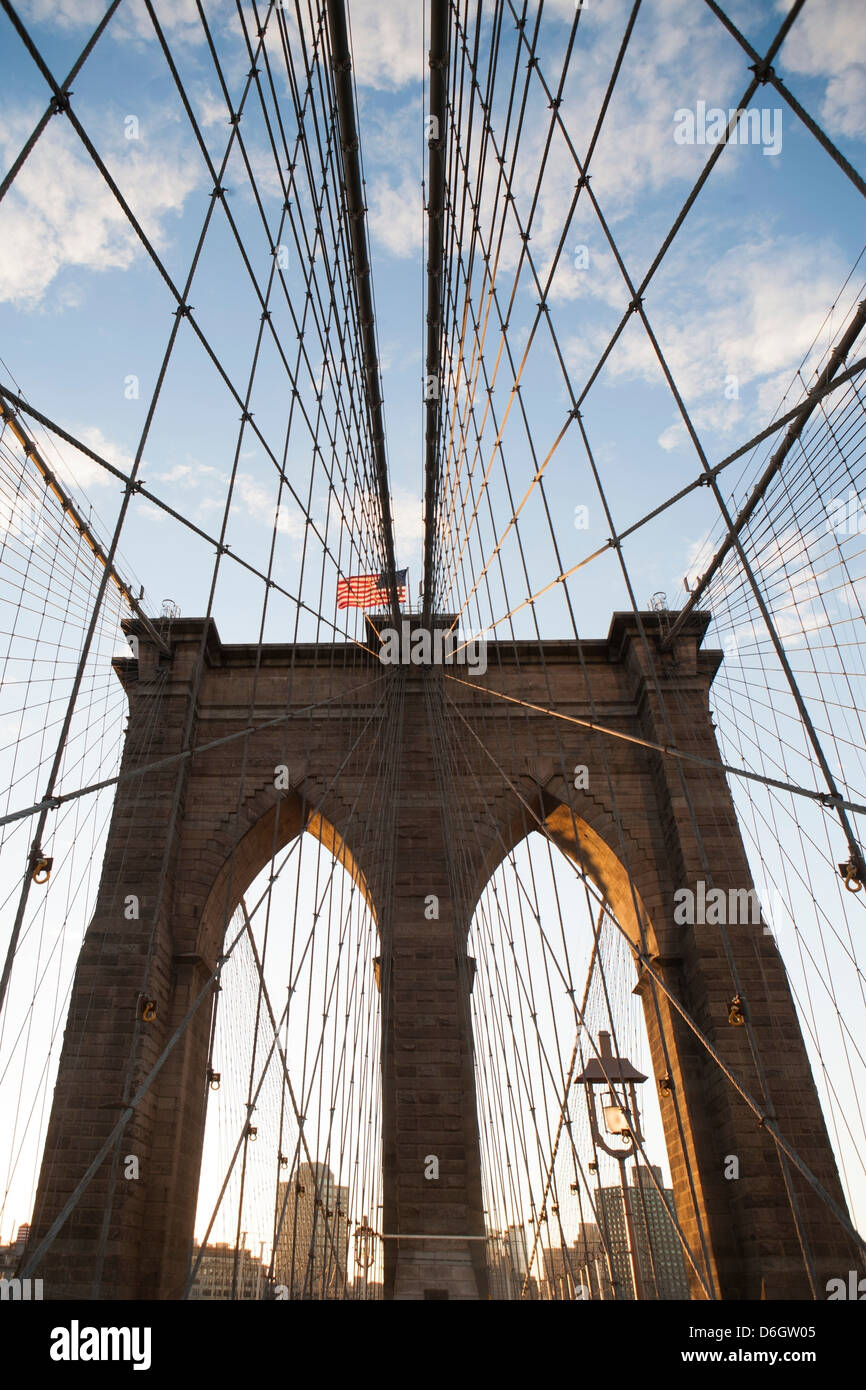 Pont de Brooklyn sous ciel bleu Banque D'Images