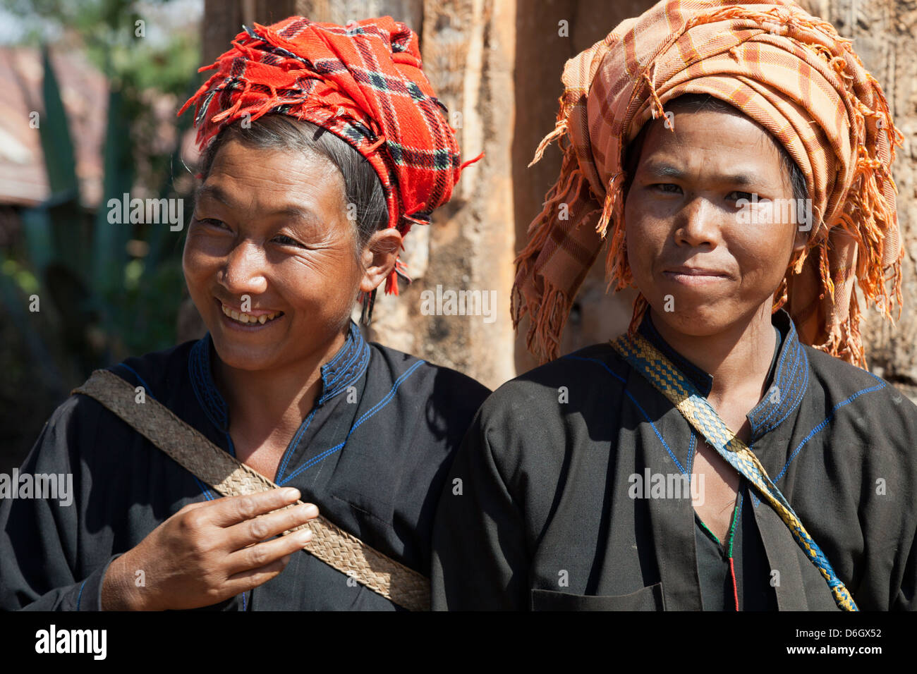 Deux femmes tribales à l'abandonné Inn Thein complexe pagode au Myanmar 4 Banque D'Images