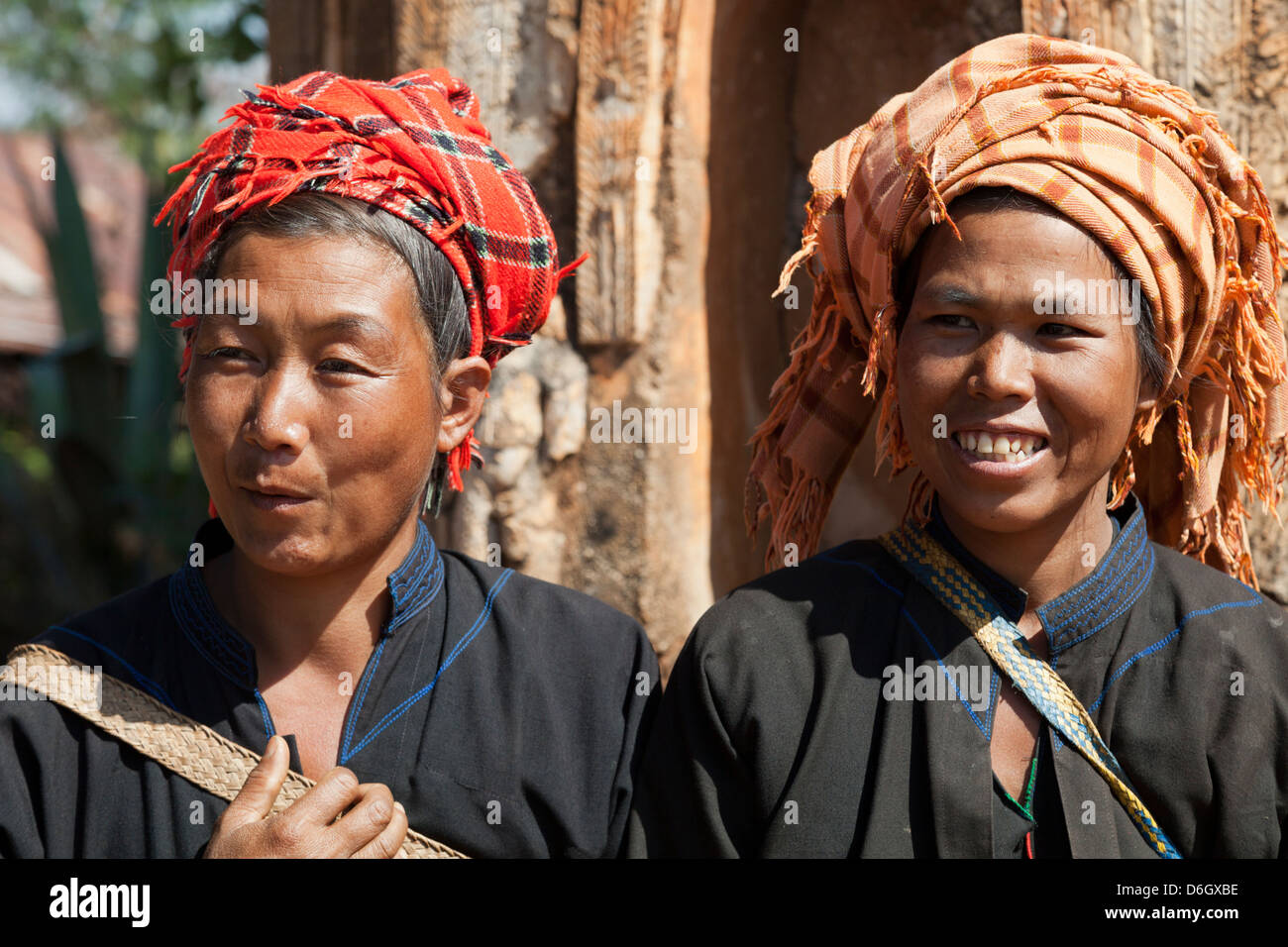 Deux femmes tribales à l'abandonné Inn Thein complexe pagode au Myanmar 3 Banque D'Images