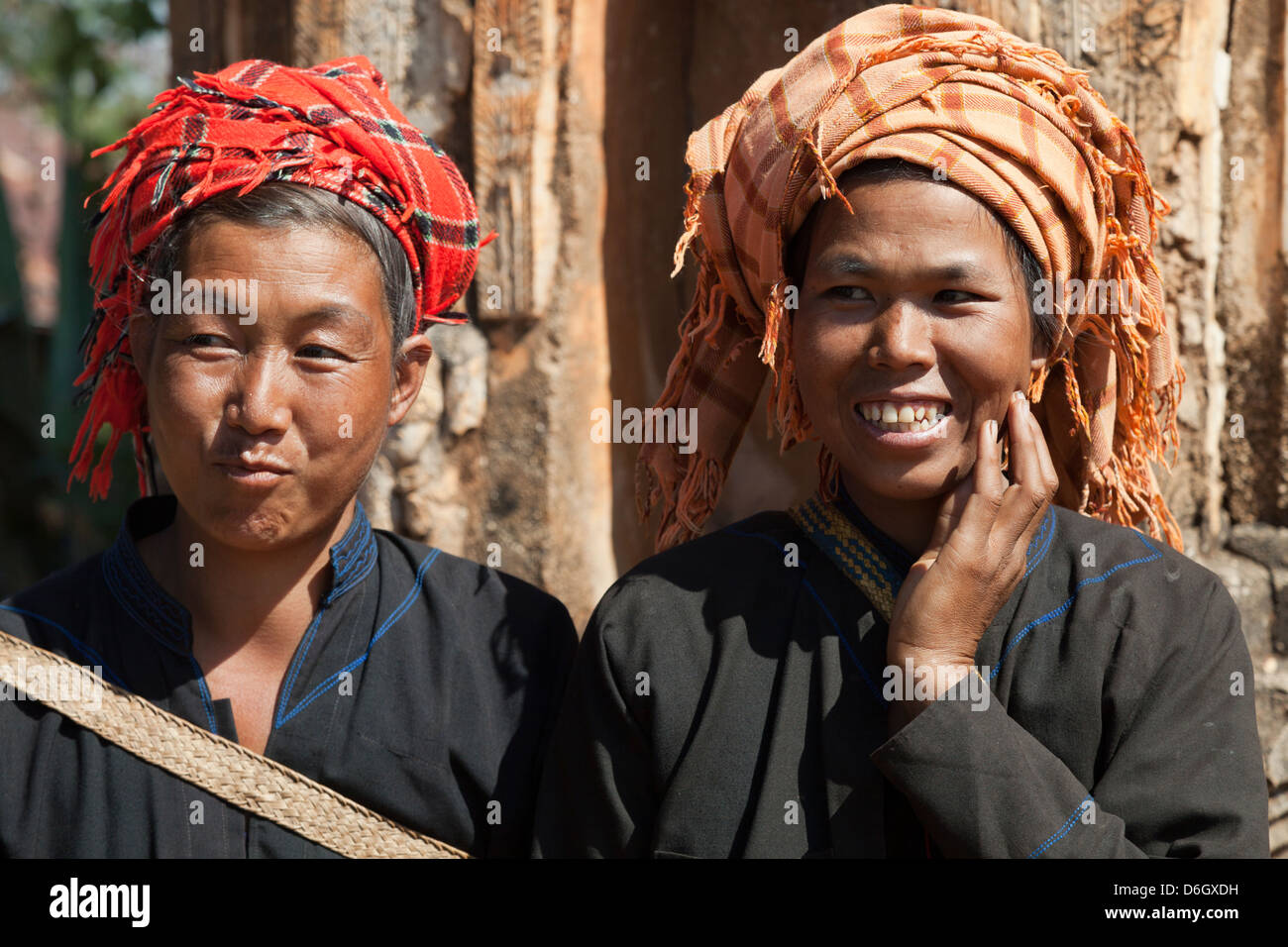 Deux femmes tribales à l'abandonné Inn Thein complexe pagode au Myanmar 2 Banque D'Images
